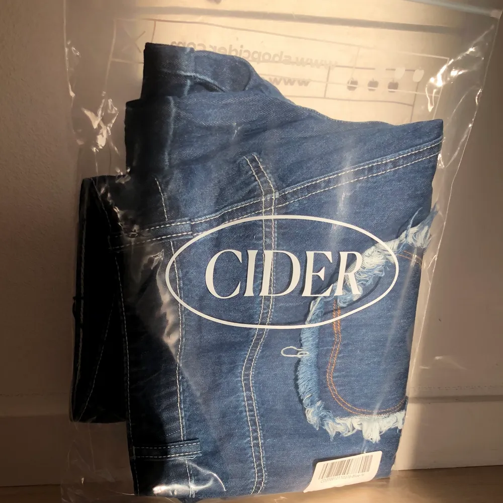 Såå söta jeans shorts från märket CIDER. Dem är mörk blåa med hög midja och har super söta detaljer på baksidan som ska efterlikna hjärtan. Plagget är helt oanvänt, bara provat en gång och kan skickas i original förpackningen med alla lappar på! Köparen står för frakt :). Shorts.