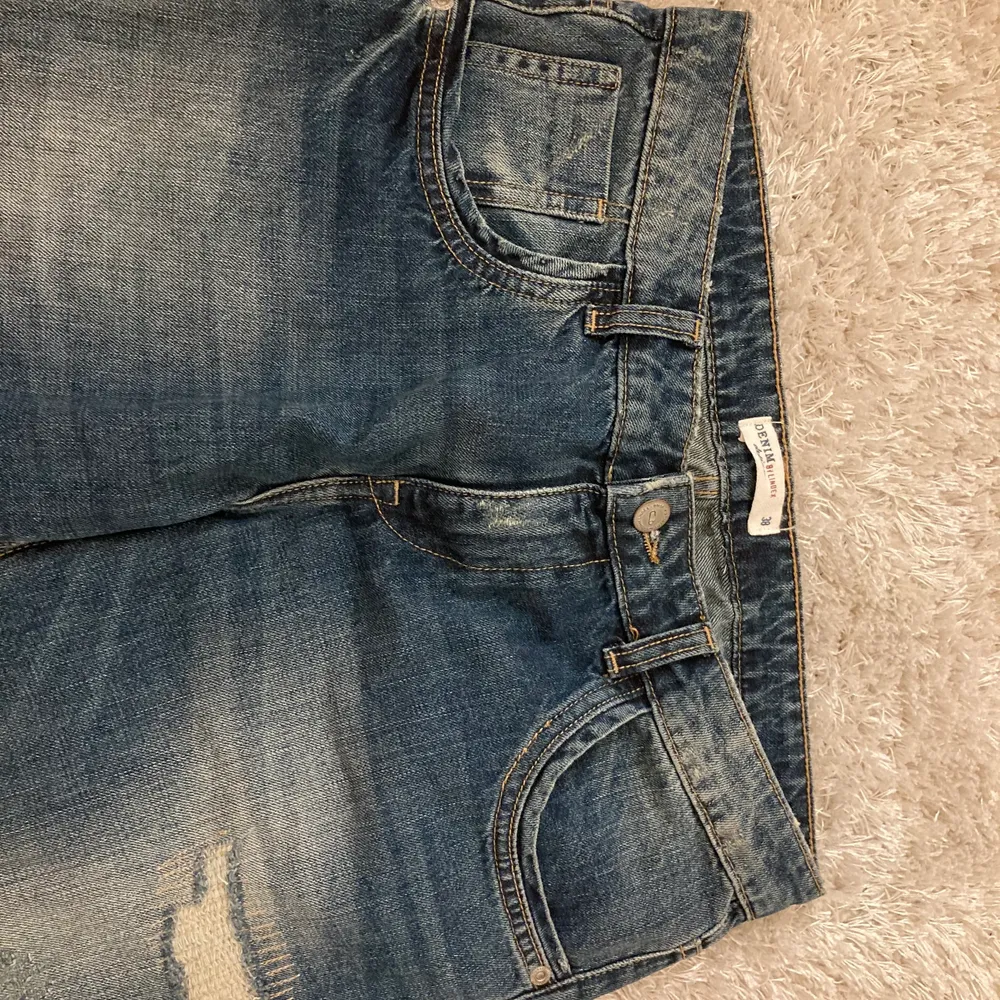 dessa jättefina mörka jeans från lindex med slitningar . Jeans & Byxor.