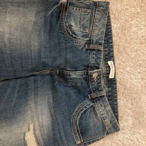 dessa jättefina mörka jeans från lindex med slitningar 