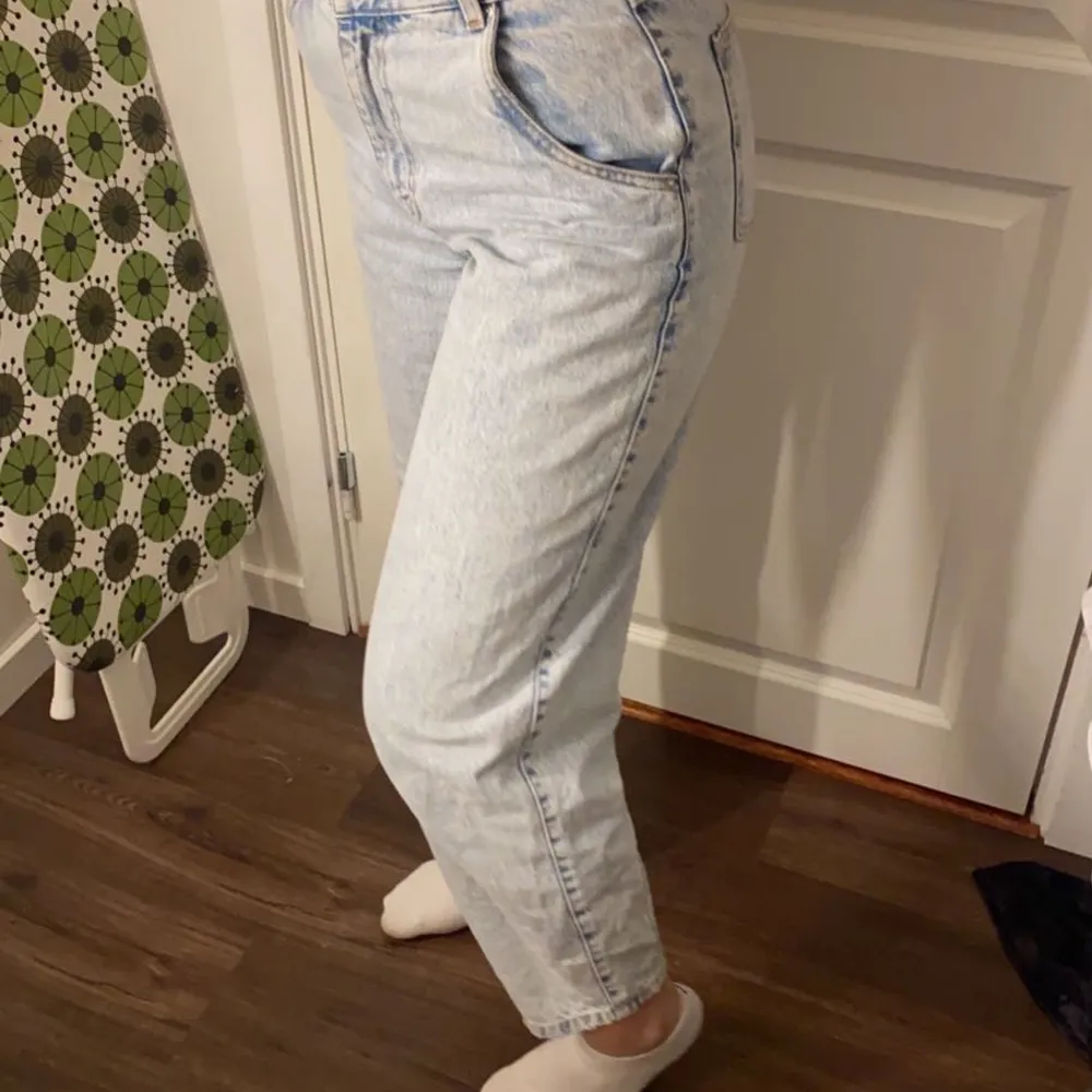 Mom jeans från hm, väldigt fint skick eftersom du knappt är använda . Jeans & Byxor.