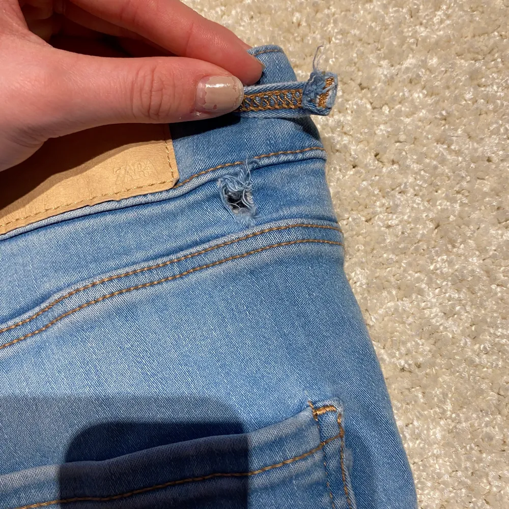 ett par skinny jeans från zara använda max 2 gånger och är i fint skick men haken har gått sönder . Jeans & Byxor.