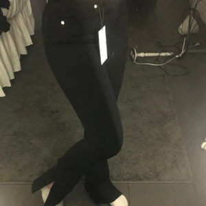 Jeans med slits - Säljer mina jeans med slits från Zara då dom är försmå. Aldrig använda, prislappen sitter kvar💕                      Nypris 359kr.                                                                 Mitt pris 200kr+frakt