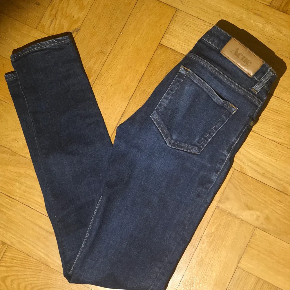 Säljer ett par lågmidjade jeans från acne, då jag inte får användning av de. ⭐️⚡️Tveka inte på att höra av er vid frågor💓. Jeans & Byxor.