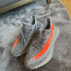 Yeezy baluga 1.0 - Yeezy 350 v2 baluga 1.0, skick 9/10, storlek 42 2/3, det säljs på stock X för 8000kr orginal box och kvitto från plugmepleas medföljer💫 Frakt betalas av köparen😊
