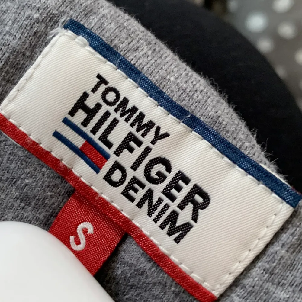 T-shirt från Tommy Hilfiger • Strl S • använd ett fåtal gånger . T-shirts.