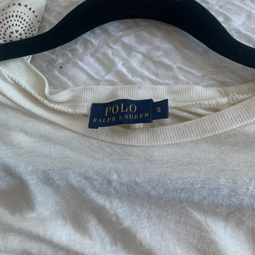 Topp från Ralph Lauren i en off-white ton. Snygg passform och rygg, knappt använd. Skriv för bilder hur den sitter på. . Toppar.