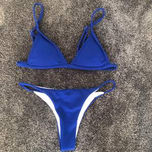 Säljer denna super fina blåa SHEIN bikini då jag råkade klicka hem 2 stycken likadana. Storleken är M men den är liten i storleken så skulle säga att det är en S. Aldrig använd men tvättas innan den skickas. Nypriset är 90kr men säljer för 50 + frakt☺️
