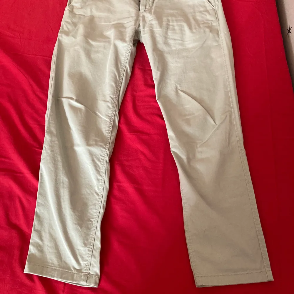 Fina sköna chinos från märket Tommy jeans (Tommy hilfiger) Köpta för 3 år sedan och använda 2 gånger då jag slutade 9:an Nypris 1000kr. Jeans & Byxor.