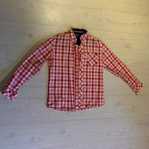 Säljer en röd/vit randig skjorta i storlek M
