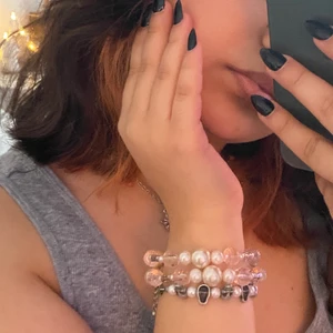 armband - skitfina armband som jag köpte från en secondhand. säljer då jag har för många amrband!!💜💜 skit fin till sommaren å passar till allt!!!!!!