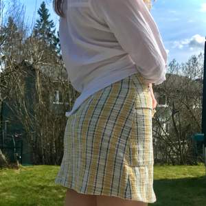 Superfin mini kjol från Mango i storlek XS med fina färger, perfekt till vår o sommaren! Och med stora riktiga fickor framtill🌟 Frakt 66kr (spårbar) eller så kan jag mötas upp i Stockholm city 💞