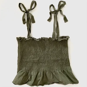 Söt topp - Topp med band som knyts till rosetter.