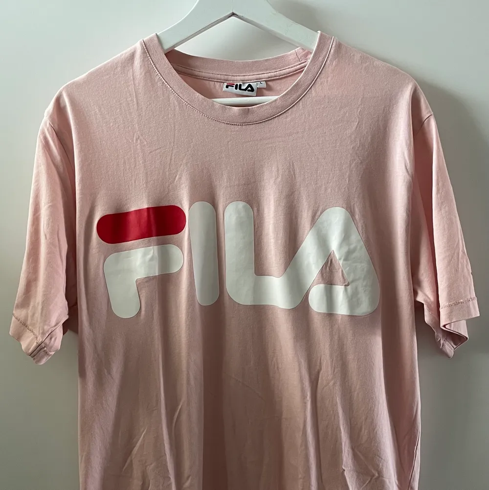 Vanlig Rosa Fila T-shirt med tryck. T-shirts.