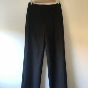 Svarta kostymbyxor  - Svarta kostymbyxor från BikBok. Strlk S men passar M. Säljer pga kommer inte till användning 