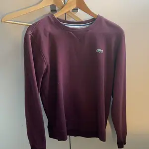 Lacoste sport burgundy sweatshirt (S), i bra skick 