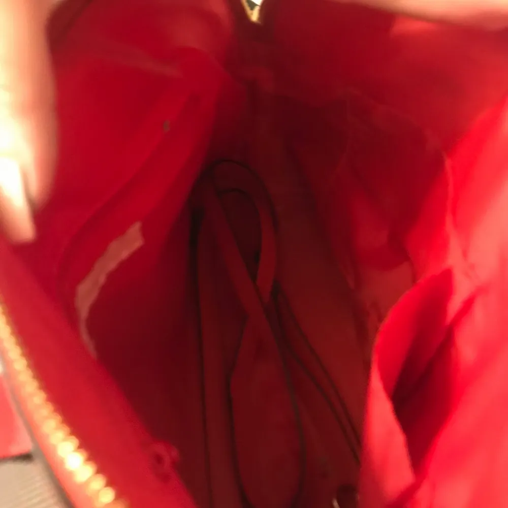  Fin röd väska ifrån hm, 80kr🥰. Väskor.