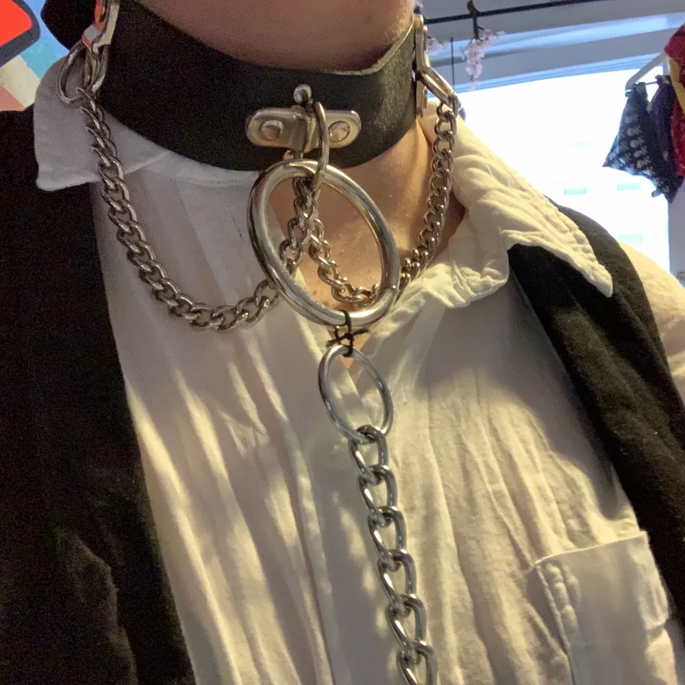 Scart choker med ring och kedja 🧷🖇🔗köpt för 200kr. Accessoarer.