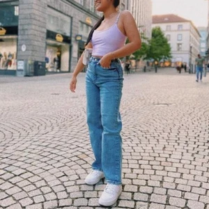 Taiki jeans - Jag säljer mina taiki high waist ballon leg från monki, dessa jeans är super sköna men kom er tyvärr aldrig till användning längre. Använt dessa ett par gånger och är en rakmodell som dessutom är väldigt långa k benen. frakten är exkluderad i priset. Butikspris: 400kr