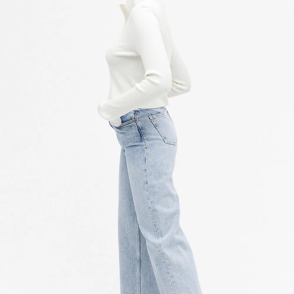 Säljer dessa jeans från monki i modellen yoko, stl 25💙 Dem är använda men ser ut som nya! Hör av dig vid minsta fråga! Köparen står för frakten.. Jeans & Byxor.