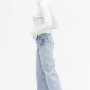 Säljer dessa jeans från monki i modellen yoko, stl 25💙 Dem är använda men ser ut som nya! Hör av dig vid minsta fråga! Köparen står för frakten.