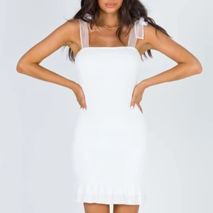 Klänning med fina band - Säljer en sviiiin snygg tight klänning men fina band! Den är helt ny och oanvänd (prislappen sitter kvar)!! Säljer pga att den inte kommer till användning. Passar perfekt till sommaren/studenten🤍🤍:)