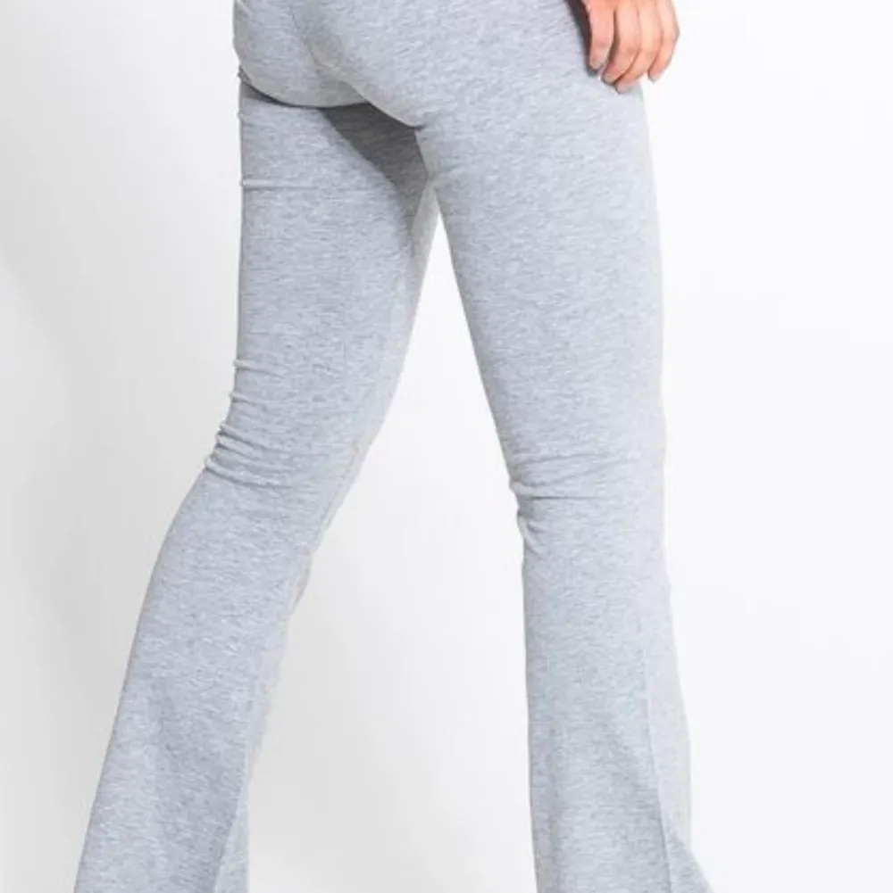 Det är ett par yoga pants i färgen grå. Passar dem i storlek S/M. Har använt dessa ett fåtal gånger. Dem är bekväma att ha på sig. Dem passar folk med längden 160 och ner. . Jeans & Byxor.