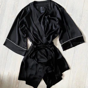 Morgonrock i kimonostil 🖤 - Säljer den här sjukt snygga morgonrocken i kimonostil, kan säkert även användas som en kimono! 🖤 Köpt hos H&M, men den är numera slutsåld! OBS: Fri frakt!! 💜 Kontakta mig om du har frågor! 