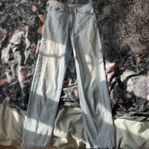  - Säljer dessa superfina våriga jeans då jag växt ut dem. De är i superfint skick och väldigt stretchiga vilket gör de väldigt sköna att ha på sig:)  