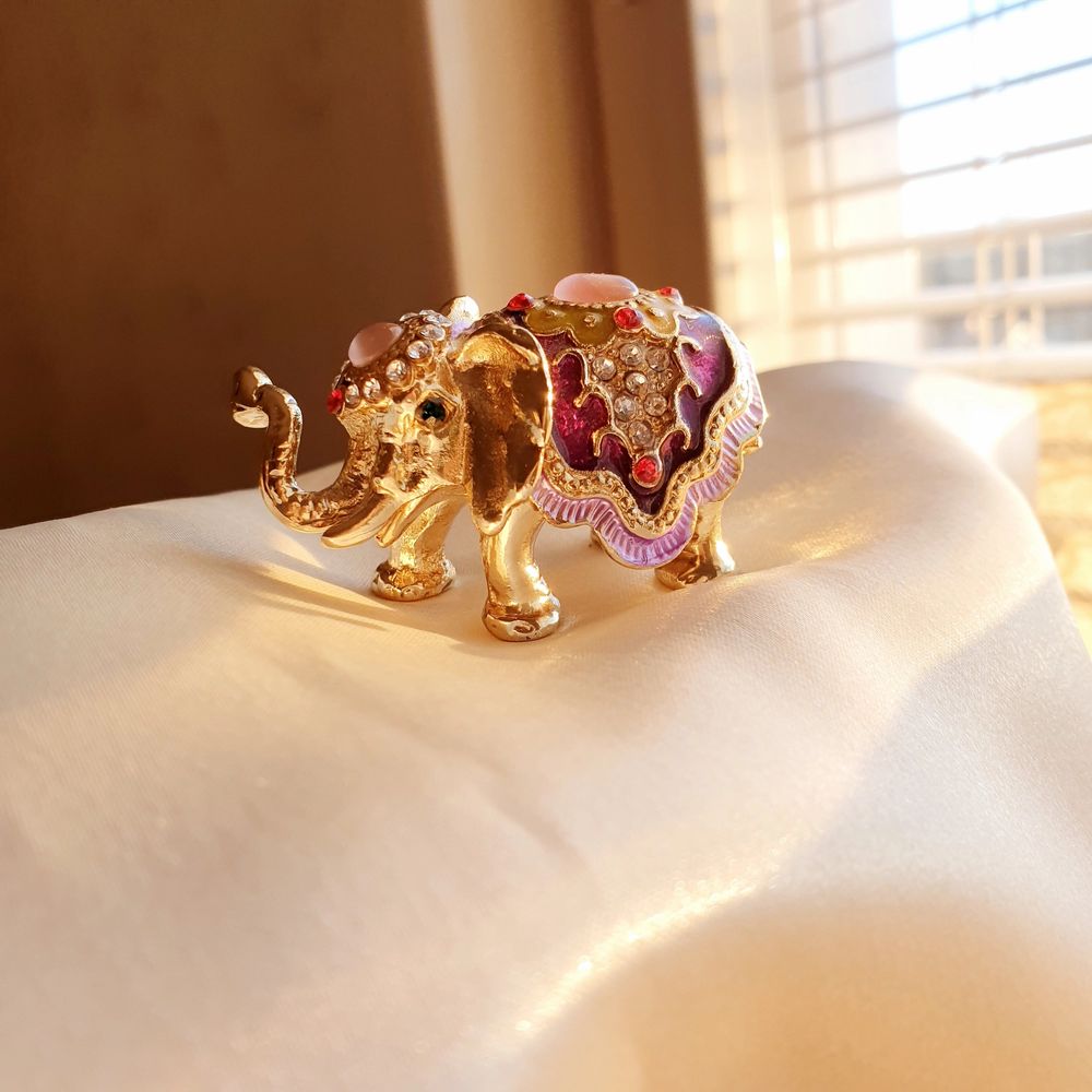 đFĂRST TILL KVARNđ En liten jĂ€ttesöt & dekorativ elefant. Köpte den som en souvenir frĂ„n Dubaiđ GuldfĂ€rgad jĂ€rn, tĂ€ckt av pĂ€rlemor, smĂ„ kristaller & drag som pĂ„minner om kulturen. Som en liten ask avsedd för smĂ„ örhĂ€ngen vid nattduksbordet, eller som dekorationâšVill bli av med ASAP! đ Frakt: 30kr. Accessoarer.
