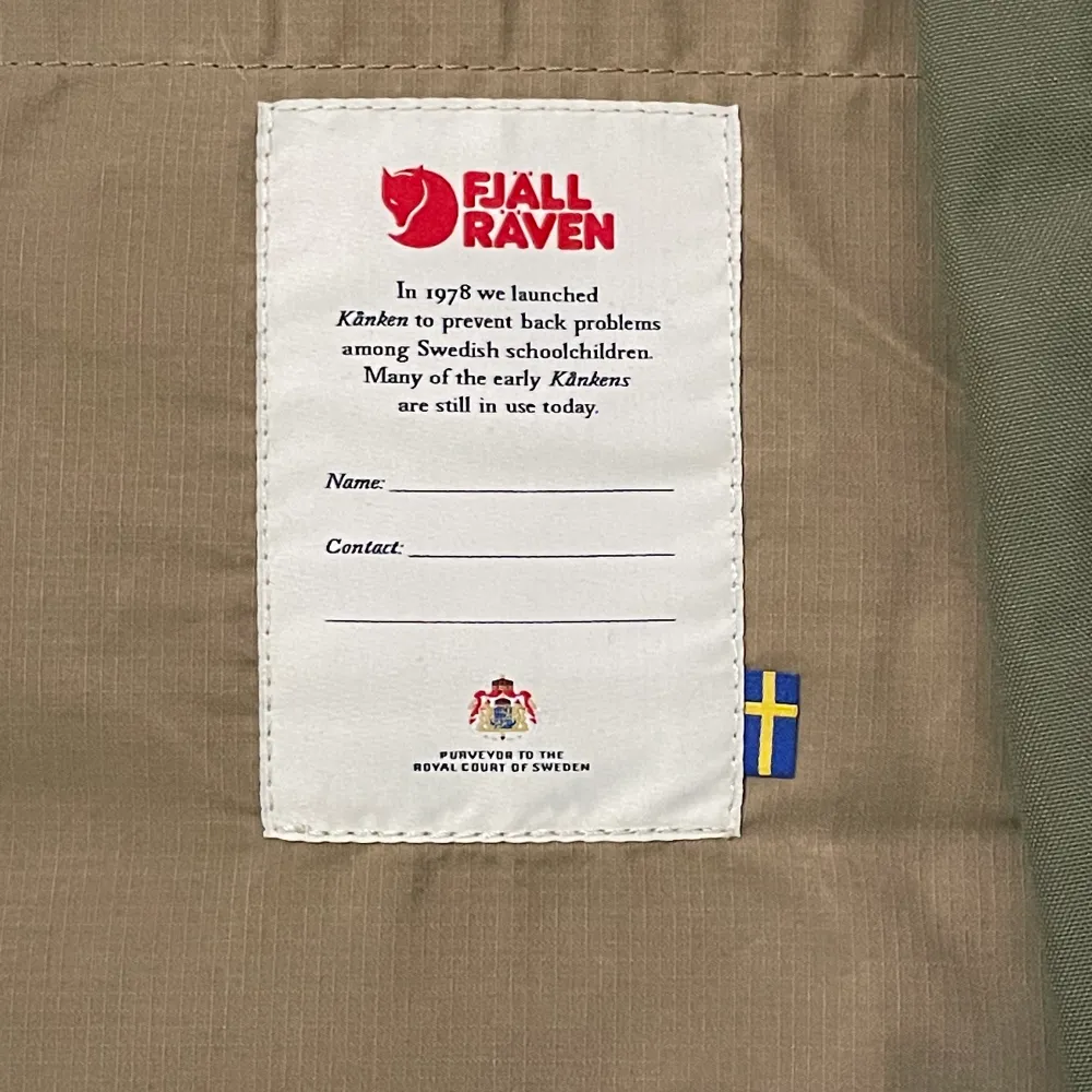 Säljer min helt nya fjällräven ryggsäck pga beställde nu färg. Färgen är deep forest green med brun läder detaljer. Om mer info är det bara att skriva! Köparen står för frakten . Väskor.