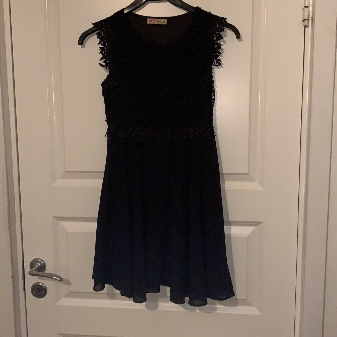 Söt svart klänning med blomdetaljer