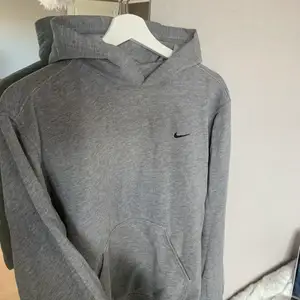 Grå vintage Nike hoodie. Passar XS/S. Mycket bra skick 😄