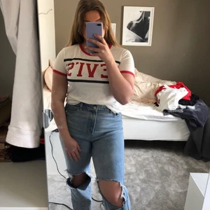 Levi's t-shirt - Fin Levi's t-shirt i storlek S. Ganska använd men är fortfarande i bra skick. Sitter bra i storleken. 80kr + frakt