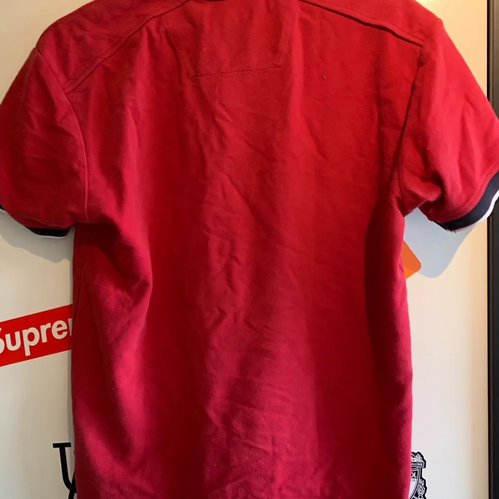 Röd piké tröja, knappt använd. Köpt på secondhand dock, bra skick. T-shirts.