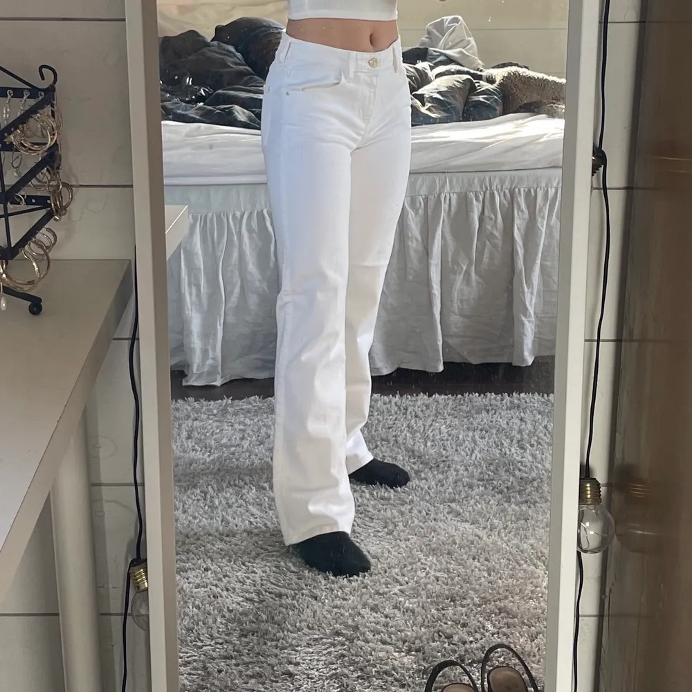 Vita raka jeans från guess i storlek 24 i midjan och 29 i längden. De har lappen kvar och är aldrig använda! Nypris: 999 kr!. Jeans & Byxor.