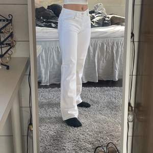 Vita raka jeans från guess i storlek 24 i midjan och 29 i längden. De har lappen kvar och är aldrig använda! Nypris: 999 kr!