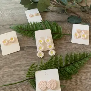 Handgjorda örhängen gjorda utav lera ✨ 5 olika designer, men blommor och mönster. Finns begränsat antal av varje 🌟 Köp ditt par örhängen via mina Instagram @crumbs.wildflowers.creations 🥰