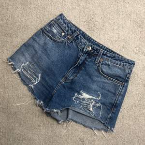 Jeansshorts med slitningar fram och bak. Mina favoritshorts länge men tyvärr för små för mig nu.