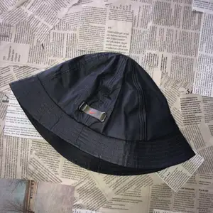 Riktigt cool buckethat i ett galoonliknande material (regntät) i mörkgrått med ett oranget swooshmärke, använd fåtal ggr