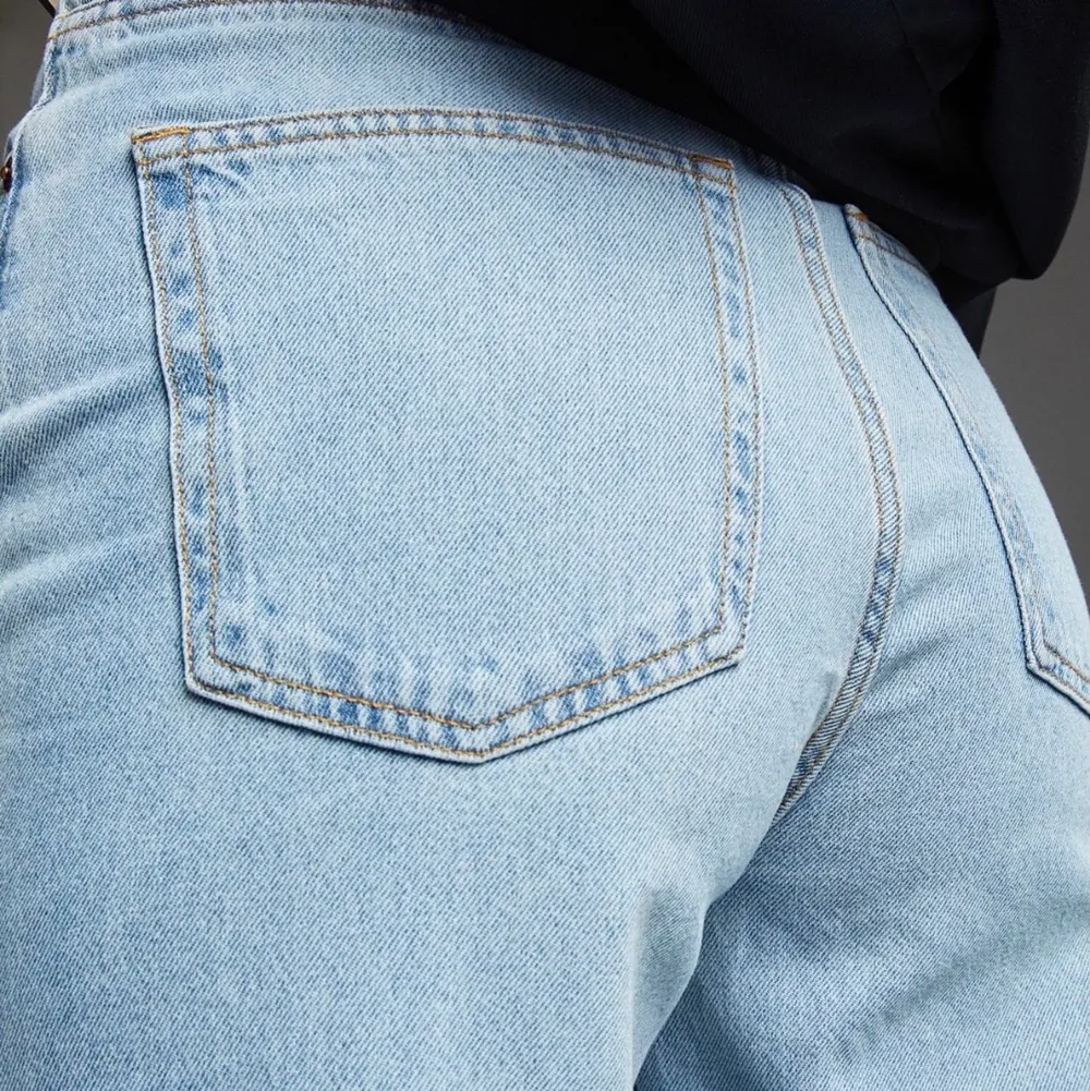 Super snygga trendiga jeans i ljusblå färg. De är dock otroligt små i midjan och hade uppskattat storleken till s i midjan. Jag har i vanliga fall M. Byxorna är i bra skick och använda 2 gånger 🥰 pris går att diskutera . Jeans & Byxor.