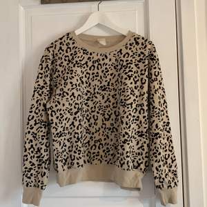 En fin sweatshirt med leopard mönster! Säljes pga använder aldrig!