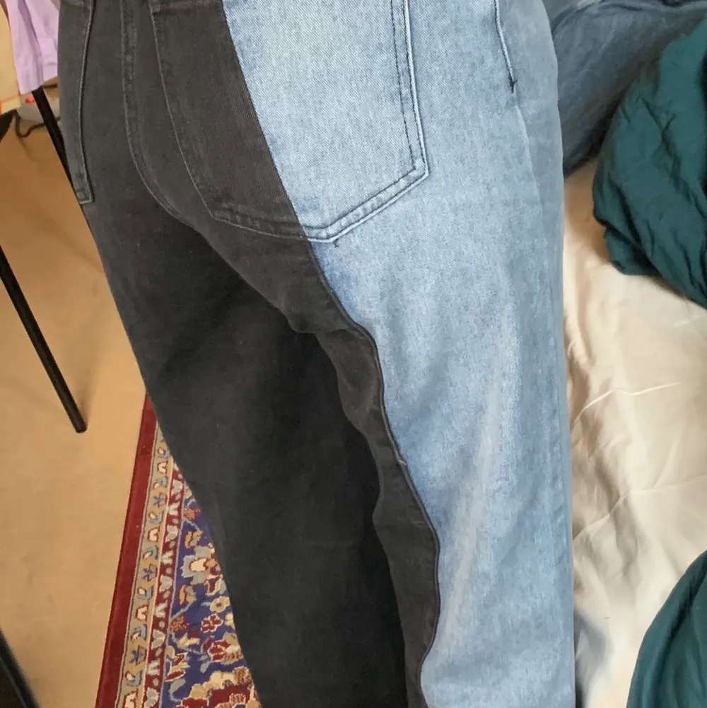 Så coola byxor i svart och jeansfärg!! Älskar de men de är inte riktigt min stil. De är från shein men kvaliteten är väldigt bra! . Jeans & Byxor.