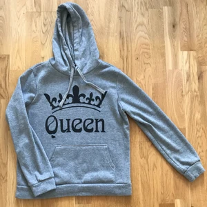 Hoodie  - En jättefin skön grå hoodie, med ett snyggt tryck. Som tyvärr är för liten för mig.