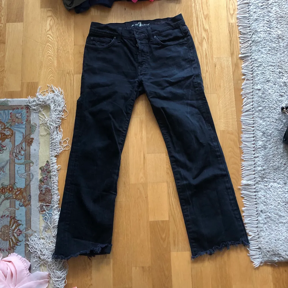 assnygga svarta jeans som är distressed nedtill från märket All 7 Mankind. Jeans & Byxor.