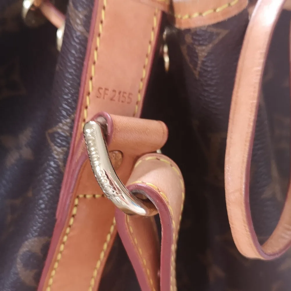 Louis Vuitton väska i bra skick. Visst slitage på vissa kanter, syns i botten på bild 2. Kan skicka fler bilder om så önskas. Även på kvitto 🥰 . Väskor.
