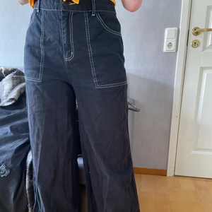 Snygga monki byxor - Ett par svarta byxor med vita sömmar från Monki. Använda men superbra skick. Strl 38 men funkar även på 36. 