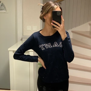 Gant tröja storlek S - Säljer denna fina marinblåa Gant-tröjan eftersom den inte kommer till användning för min del och kan därför få en nytt lyckligt hem! Det finns lite småsprickor på trycket (se bild 3) men i övrigt är den i bra skick! 