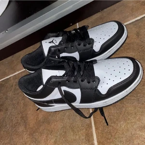 Jordan 1 low black & white - Säljer dessa då de är lite för stora för mig och jag inte använder de. Väldigt bra skick!!💕