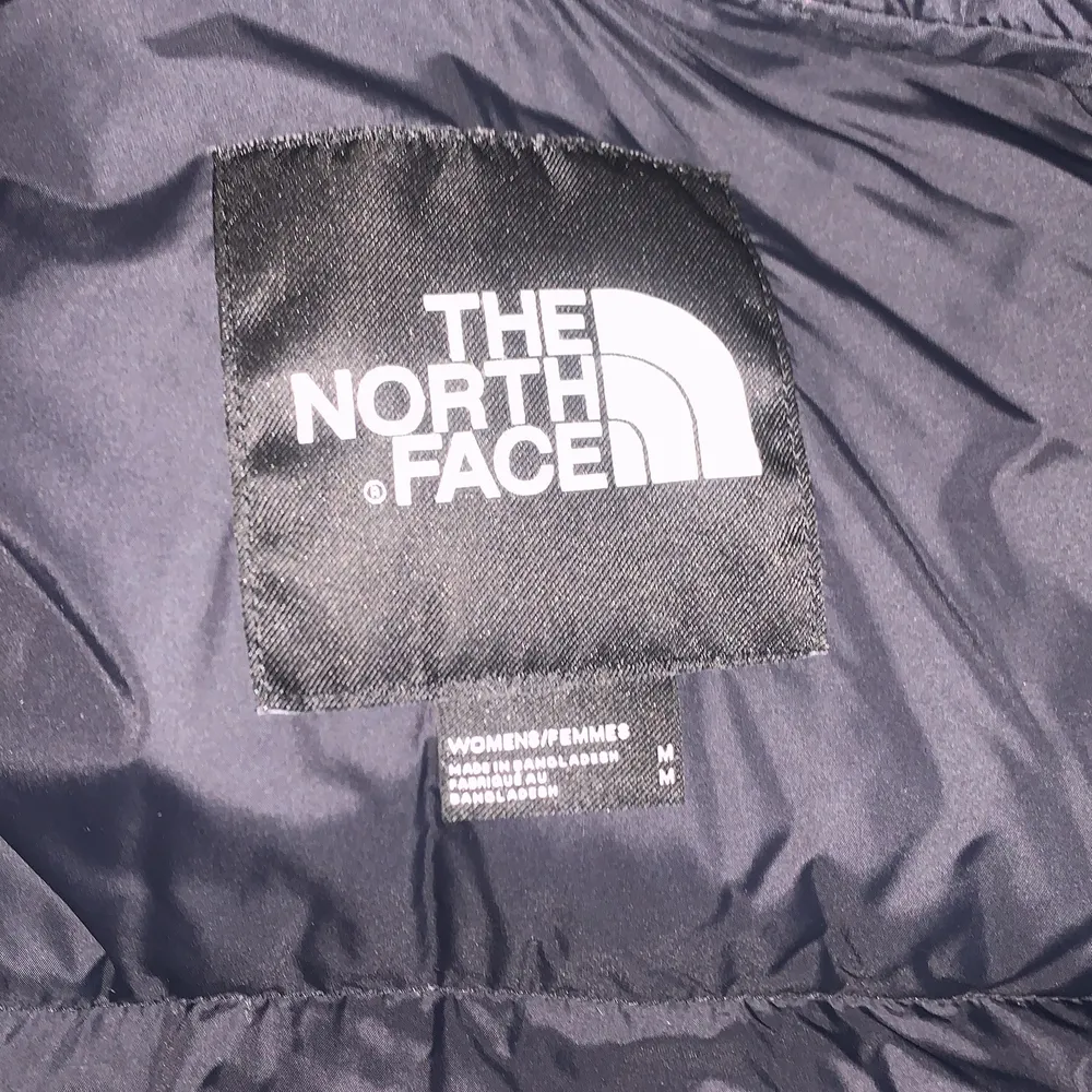 The North Face 1996 Retro Nuptse jacka. I storlek M dam, passar XS-M dam beroende på vilken passform man vill ha. Jag är storlek XS/S och 170 cm för referens💘 Jag är snabb på att svara och gör gärna en snabb affär🥰. Jackor.