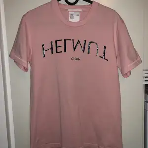 Unisex T-shirt ifrån Helmut Lang använd ett fåtal gånger (inga defekter) nypris ca 2000kr 🌸 passar storlek S herr storlek S/M för dam. 